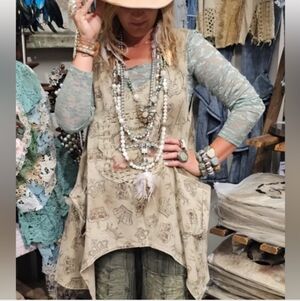 RB16 A Rare Bird Queen Printed Tunic Top